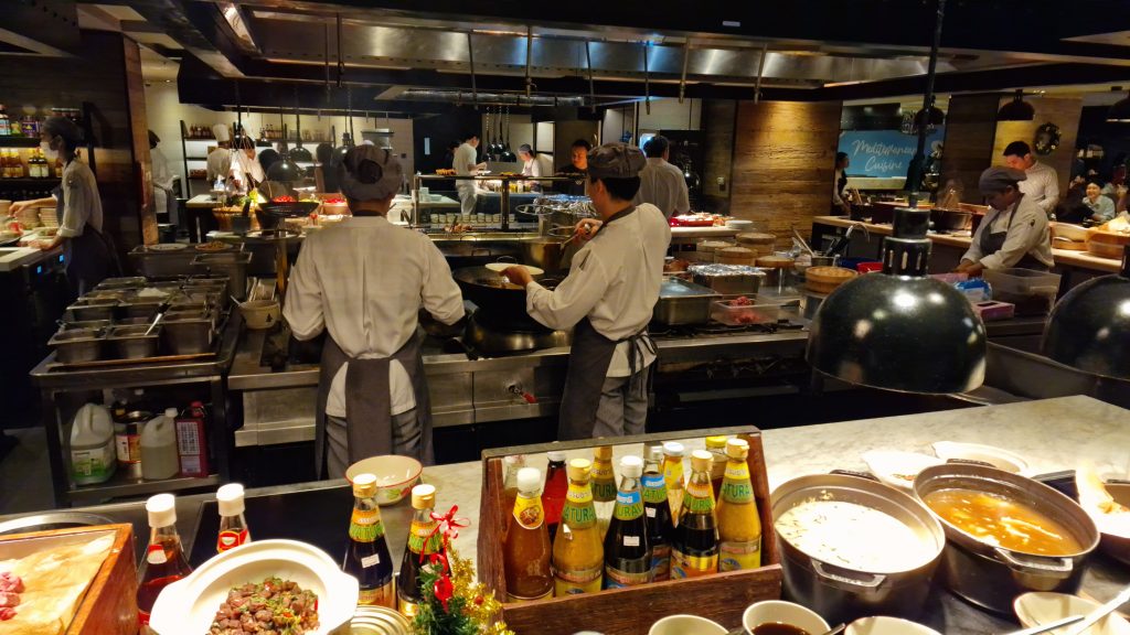 Ein Highlight sind die Live-Cooking-Stationen. Hier wird nicht nur gekocht – hier wird gezeigt. Köche filetieren Fisch, flambieren Fleisch oder braten frische Garnelen direkt vor den Augen der Gäste. 