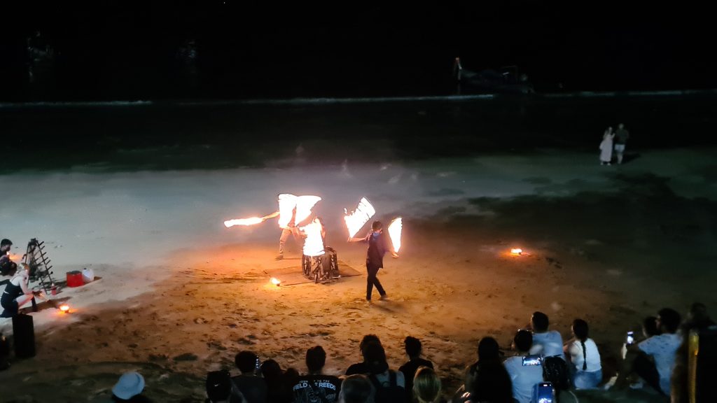 Livemusik, Feuershows am Sandstrand 