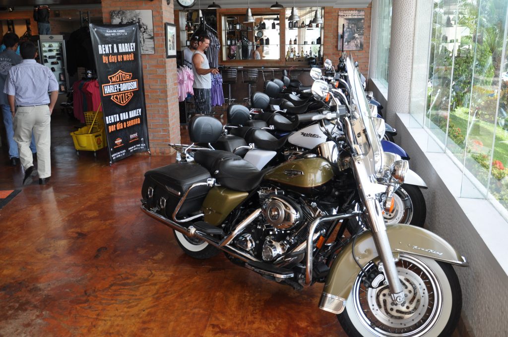 Cancún hat sich zu einem echten Einkaufsparadies entwickelt. Neben den typischen Marktständen mit farbenfrohen Tüchern und Kunsthandwerk gibt es auch große, moderne Einkaufszentren mit internationalen Marken und klimatisierten Flaniermeilen.