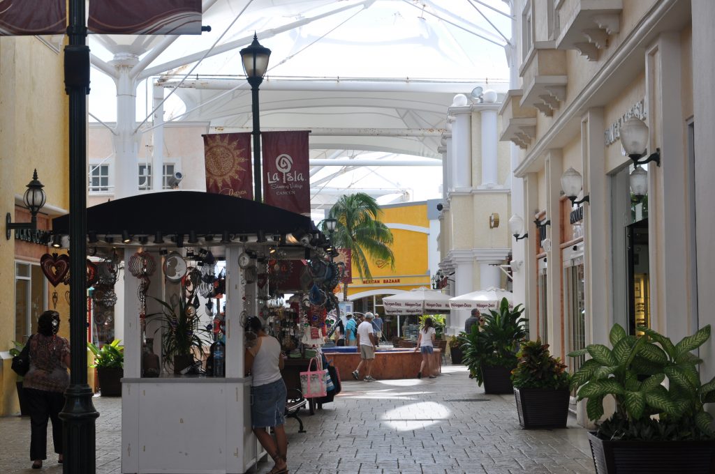 Cancún hat sich zu einem echten Einkaufsparadies entwickelt. Neben den typischen Marktständen mit farbenfrohen Tüchern und Kunsthandwerk gibt es auch große, moderne Einkaufszentren mit internationalen Marken und klimatisierten Flaniermeilen.