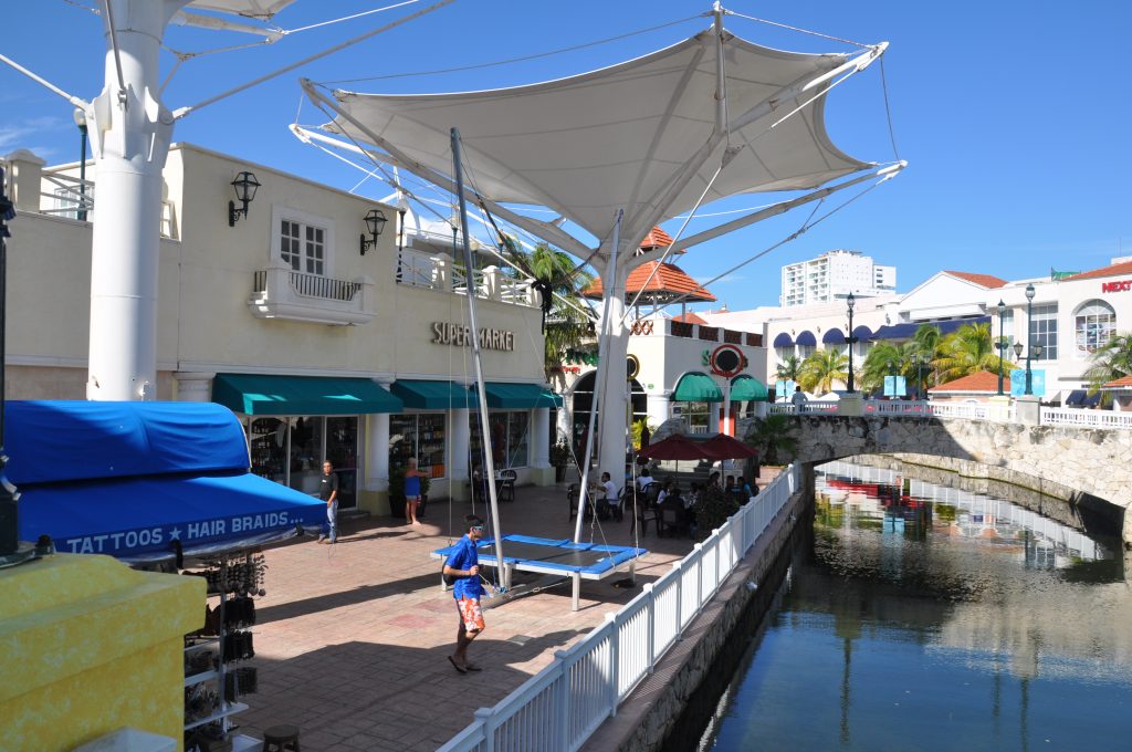 Cancún hat sich zu einem echten Einkaufsparadies entwickelt. Neben den typischen Marktständen mit farbenfrohen Tüchern und Kunsthandwerk gibt es auch große, moderne Einkaufszentren mit internationalen Marken und klimatisierten Flaniermeilen.