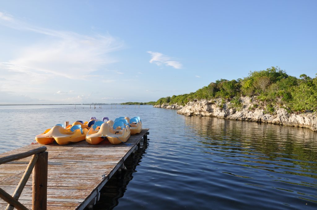 Auf der Rückseite dieser Traumkulisse liegt mit der Lagune Nichupté ein völlig anderes Cancún.