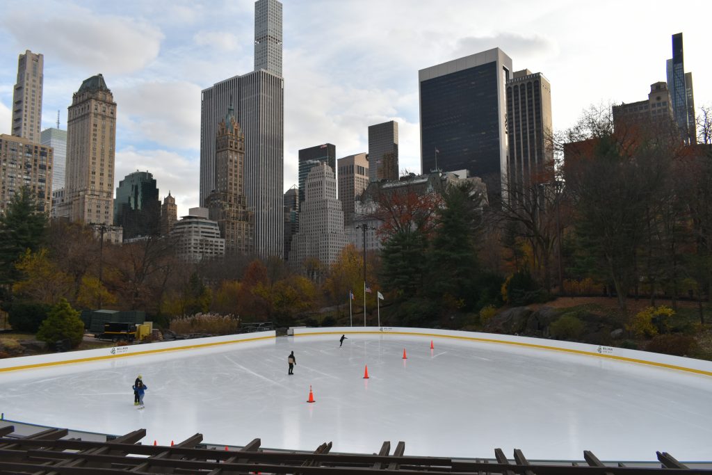 Schlittschuhlaufen zwischen Skyline und Schnee