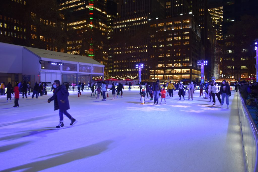 Und wer es etwas entspannter mag, findet am Bryant Park eine charmante Eislaufbahn