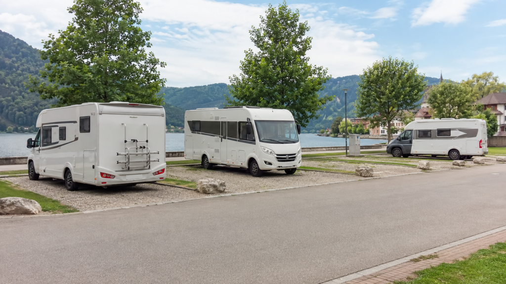 Einfacher Wohnmobilstellplatz am See mit drei Wohnmobilen